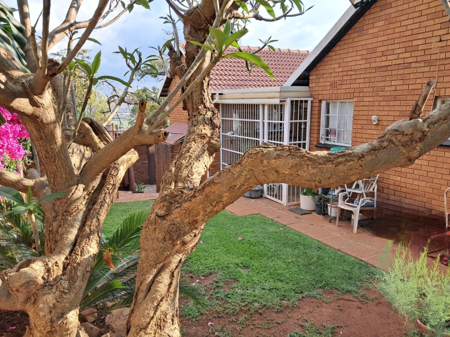 5 Bedroom Property for Sale in Mountain View Gauteng