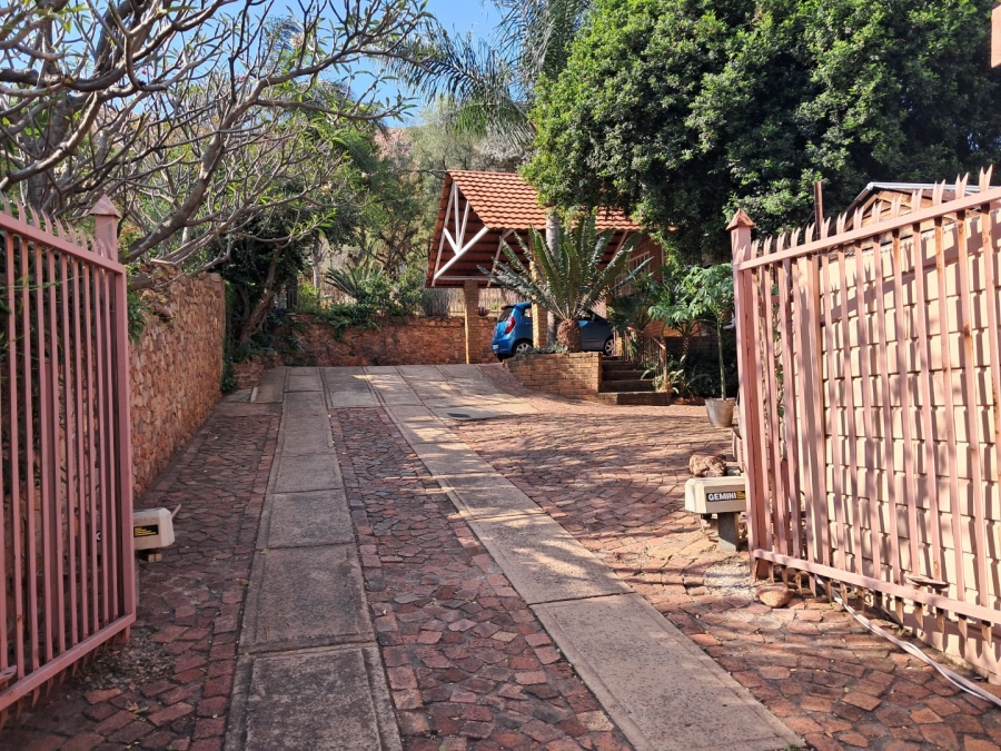 5 Bedroom Property for Sale in Mountain View Gauteng