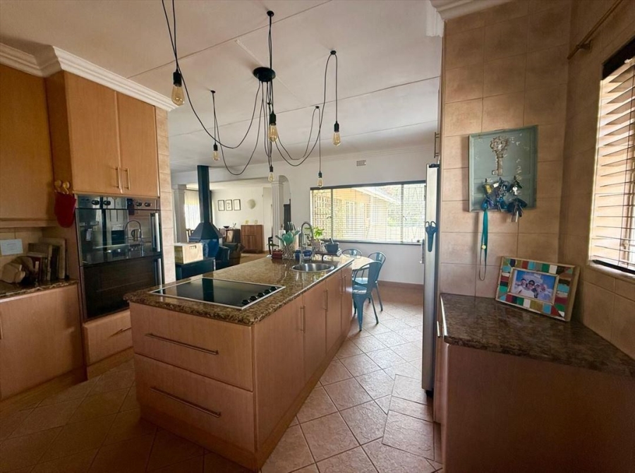5 Bedroom Property for Sale in Larrendale Gauteng