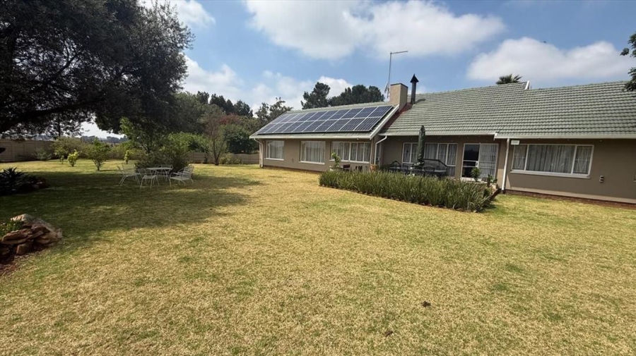 5 Bedroom Property for Sale in Larrendale Gauteng