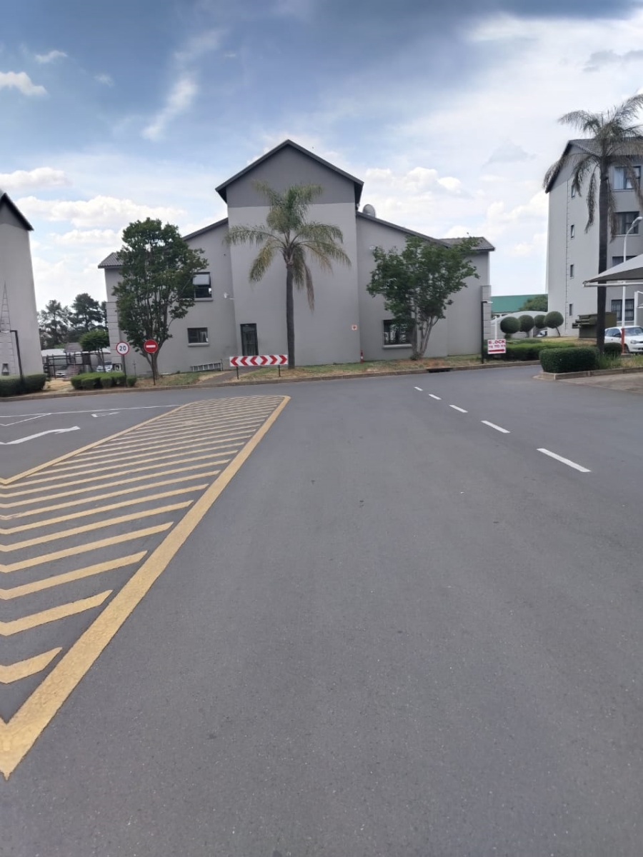 2 Bedroom Property for Sale in Erand Gardens Gauteng