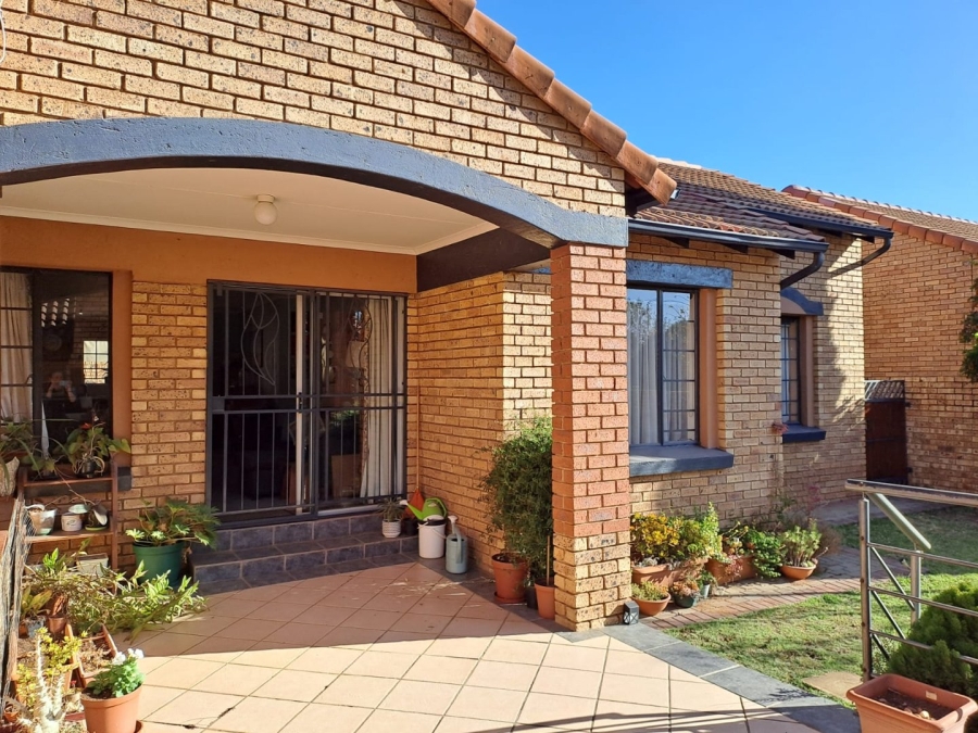 To Let 3 Bedroom Property for Rent in Equestria Gauteng