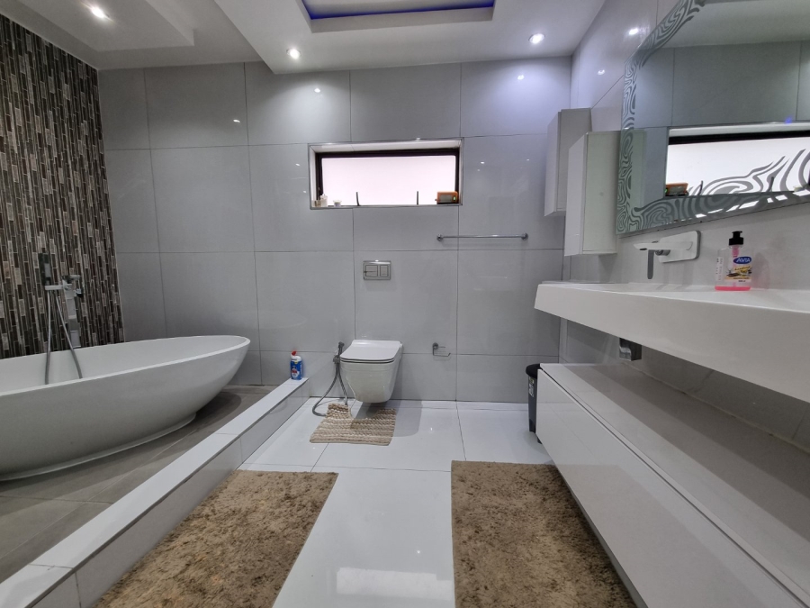 To Let 6 Bedroom Property for Rent in Bedfordview Gauteng