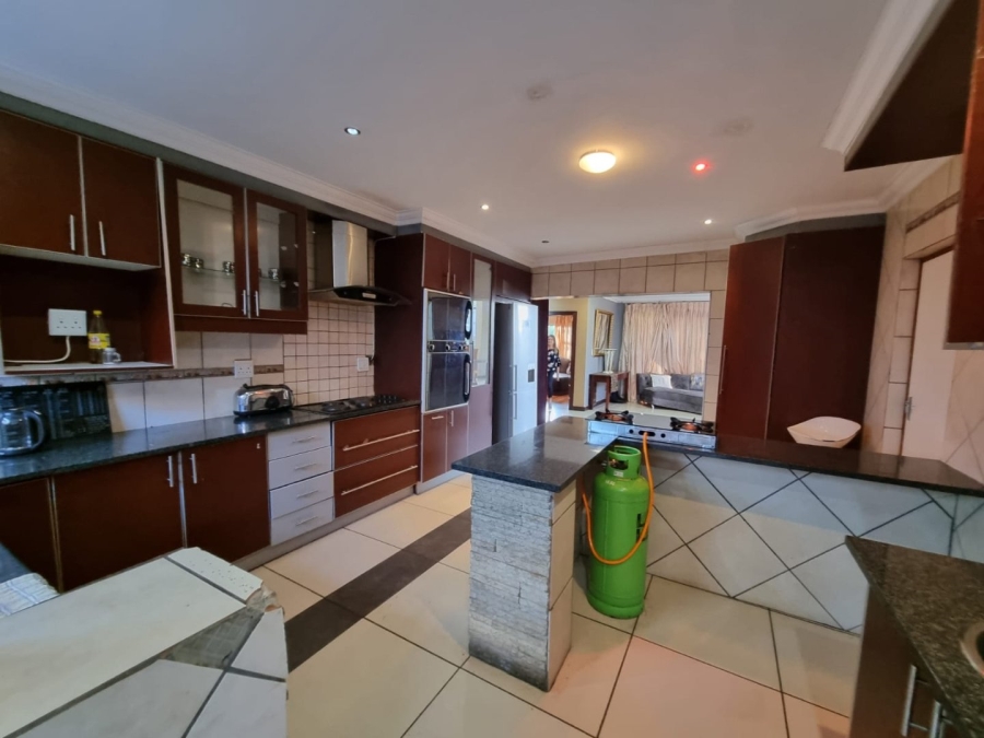 To Let 6 Bedroom Property for Rent in Greenstone Hill Gauteng