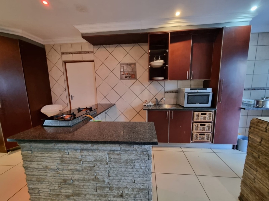 To Let 6 Bedroom Property for Rent in Greenstone Hill Gauteng