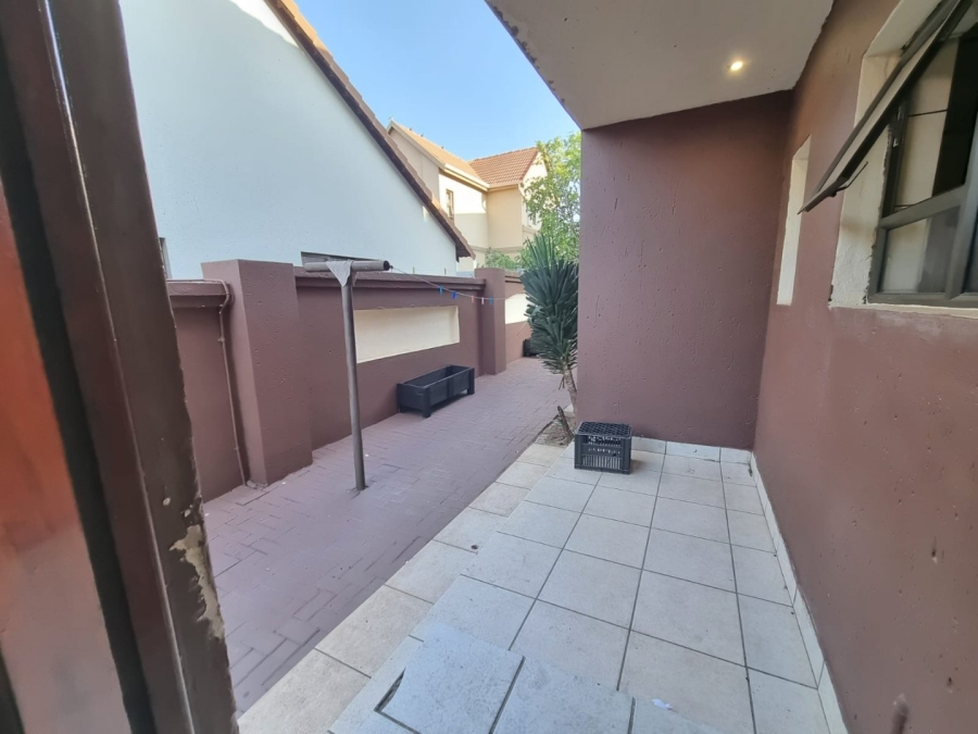 To Let 6 Bedroom Property for Rent in Greenstone Hill Gauteng