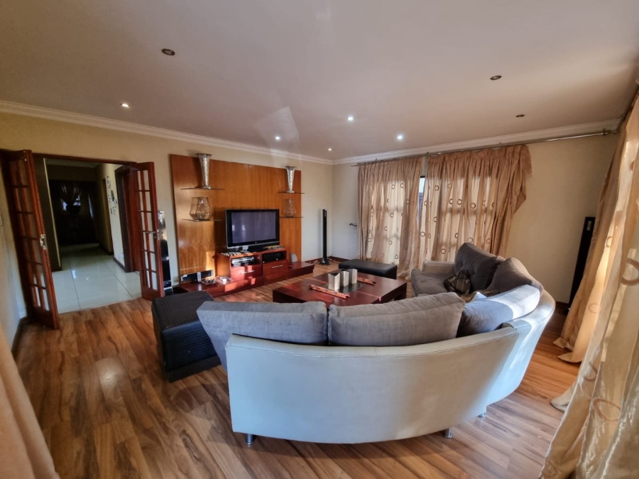 To Let 6 Bedroom Property for Rent in Greenstone Hill Gauteng