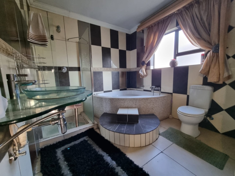 To Let 6 Bedroom Property for Rent in Greenstone Hill Gauteng