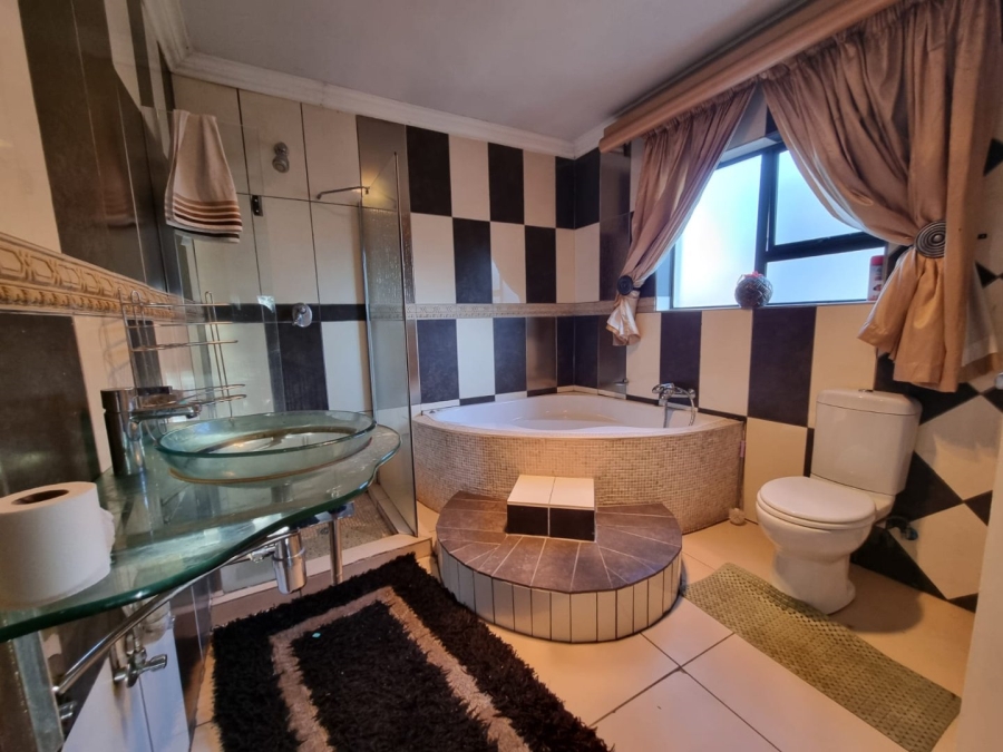 To Let 6 Bedroom Property for Rent in Greenstone Hill Gauteng