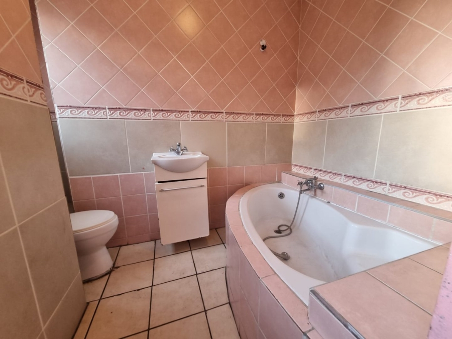 To Let 6 Bedroom Property for Rent in Greenstone Hill Gauteng