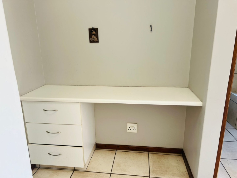 To Let 2 Bedroom Property for Rent in Greenstone Hill Gauteng