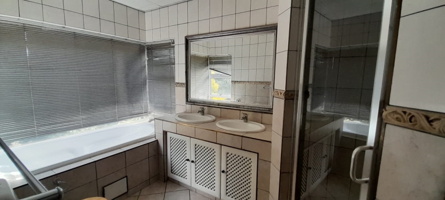 To Let 4 Bedroom Property for Rent in Waterkloof Ridge Gauteng