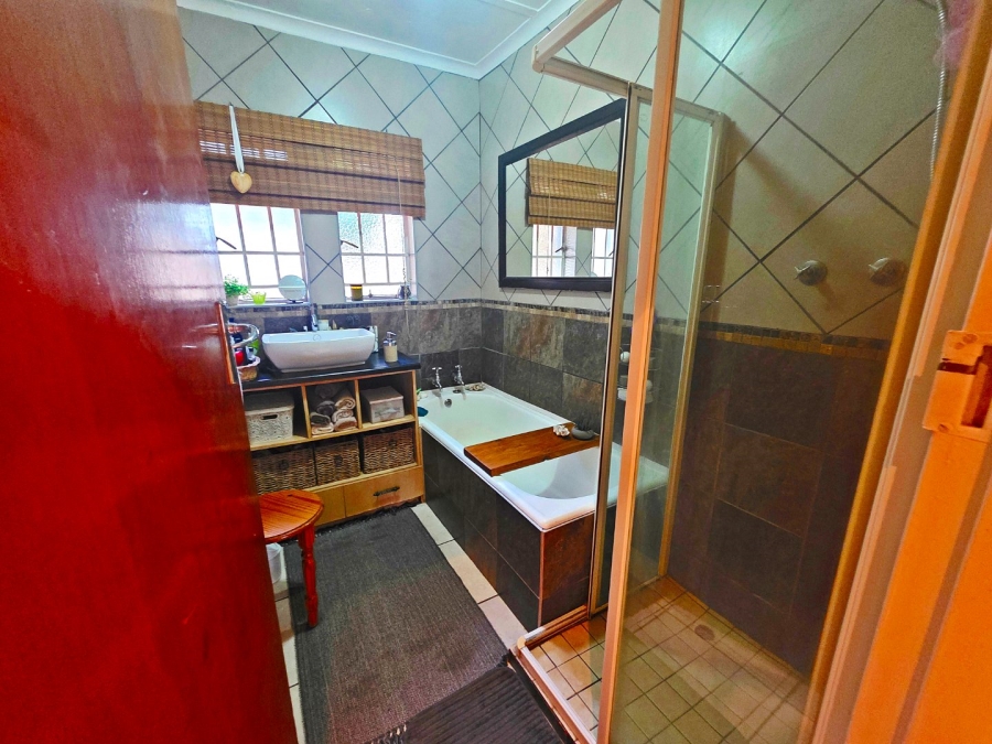 3 Bedroom Property for Sale in Bonaero Park Gauteng
