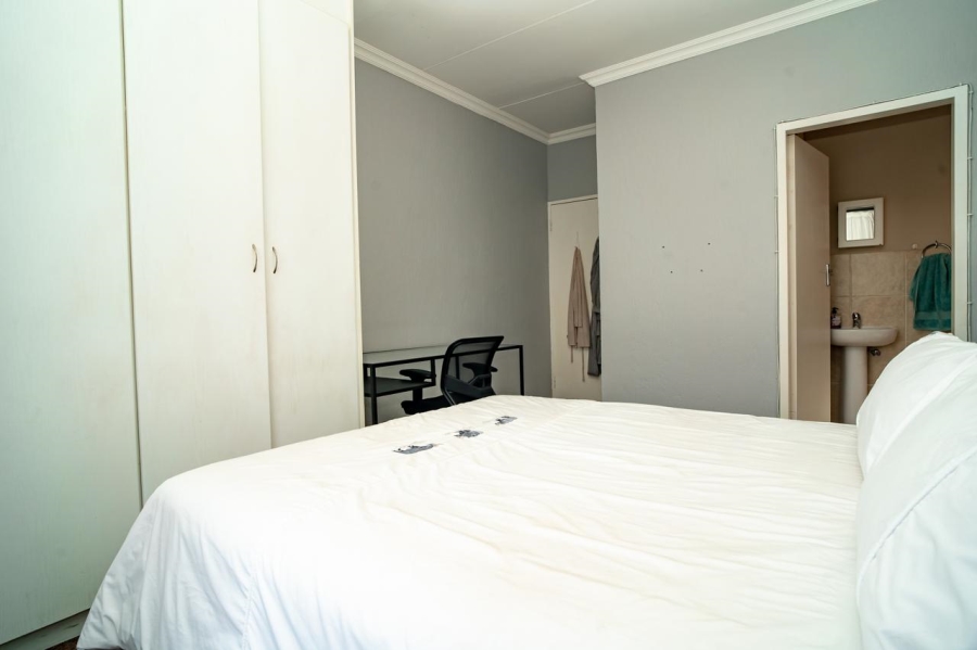 To Let  Bedroom Property for Rent in Weltevreden Park Gauteng