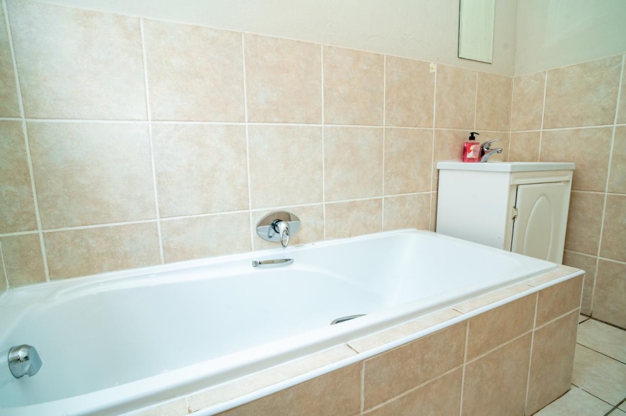 To Let  Bedroom Property for Rent in Weltevreden Park Gauteng