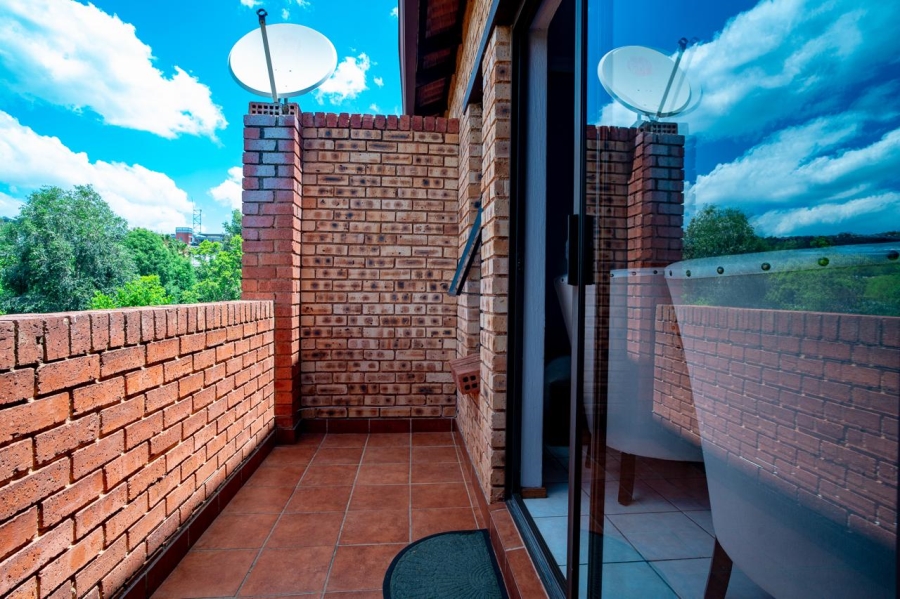 To Let  Bedroom Property for Rent in Weltevreden Park Gauteng