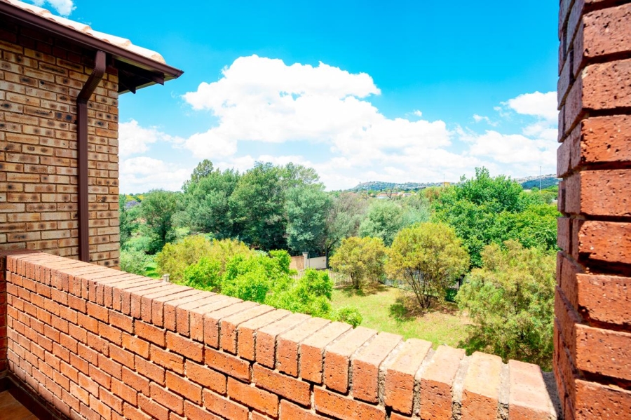To Let  Bedroom Property for Rent in Weltevreden Park Gauteng
