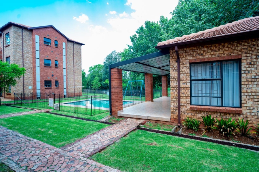 To Let  Bedroom Property for Rent in Weltevreden Park Gauteng