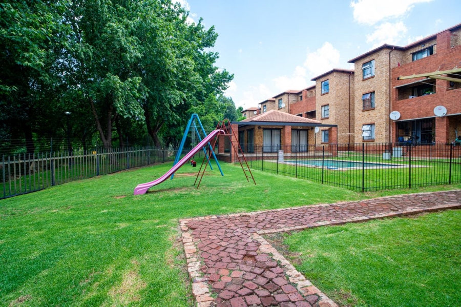 To Let  Bedroom Property for Rent in Weltevreden Park Gauteng