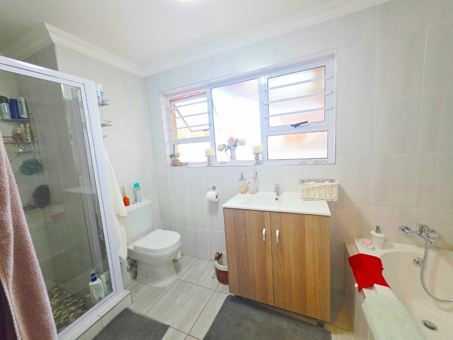 4 Bedroom Property for Sale in Bonaero Park Gauteng