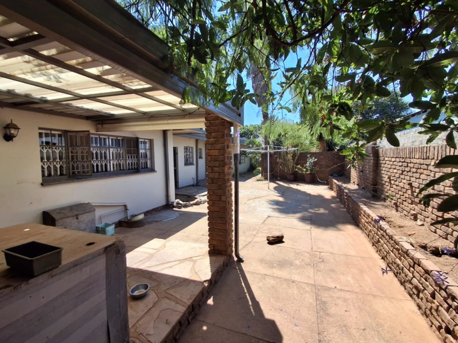 6 Bedroom Property for Sale in Wierda Park Gauteng