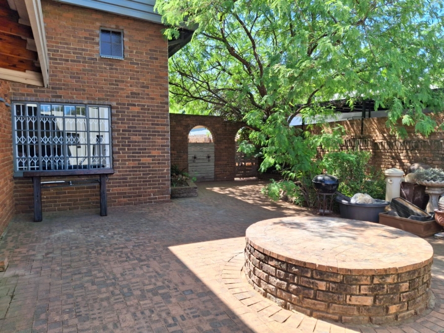 6 Bedroom Property for Sale in Wierda Park Gauteng