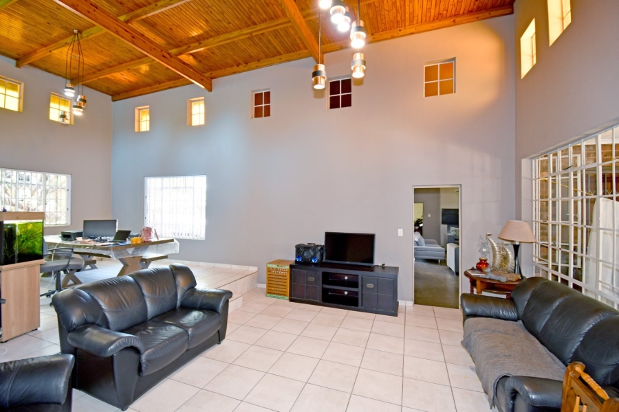 6 Bedroom Property for Sale in Wierda Park Gauteng