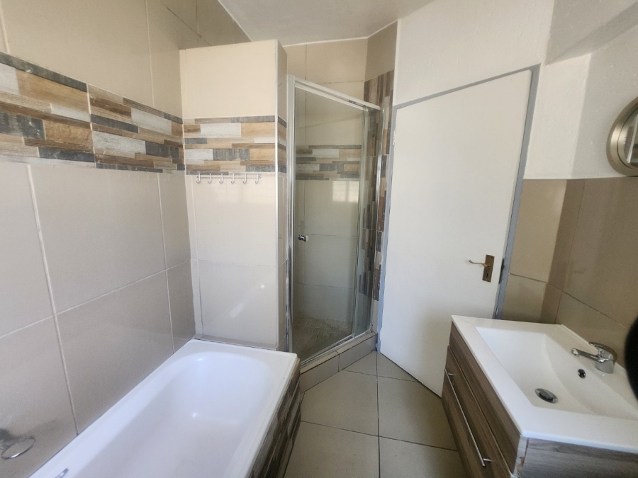 To Let 2 Bedroom Property for Rent in Pineslopes Gauteng
