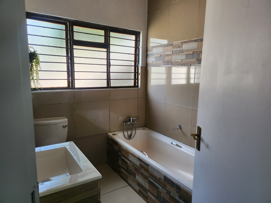 To Let 2 Bedroom Property for Rent in Pineslopes Gauteng