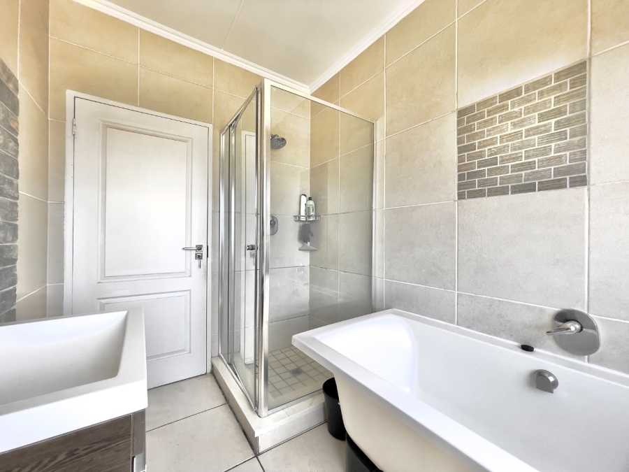 To Let 2 Bedroom Property for Rent in Fourways Gauteng