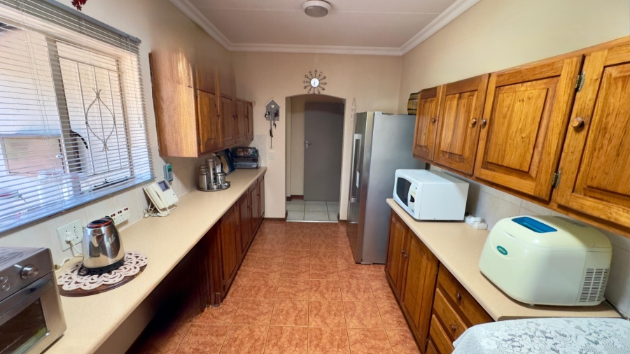5 Bedroom Property for Sale in Dorandia Gauteng