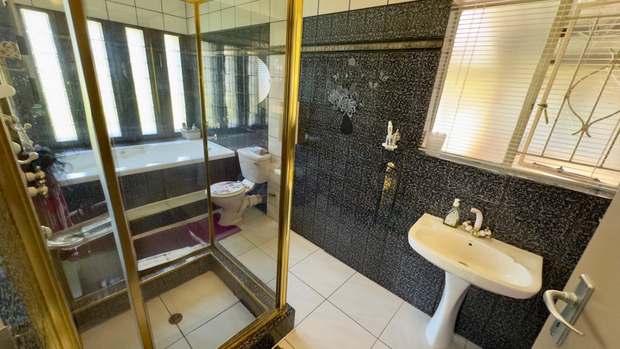 5 Bedroom Property for Sale in Dorandia Gauteng