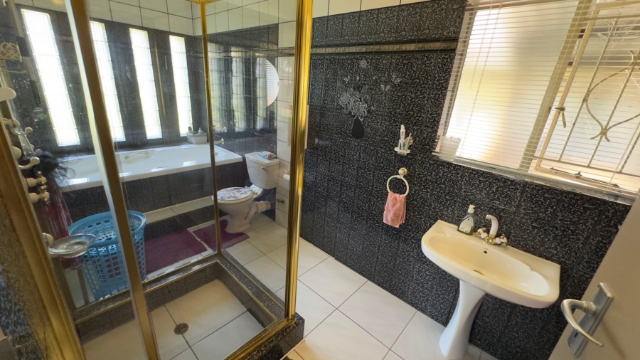 5 Bedroom Property for Sale in Dorandia Gauteng