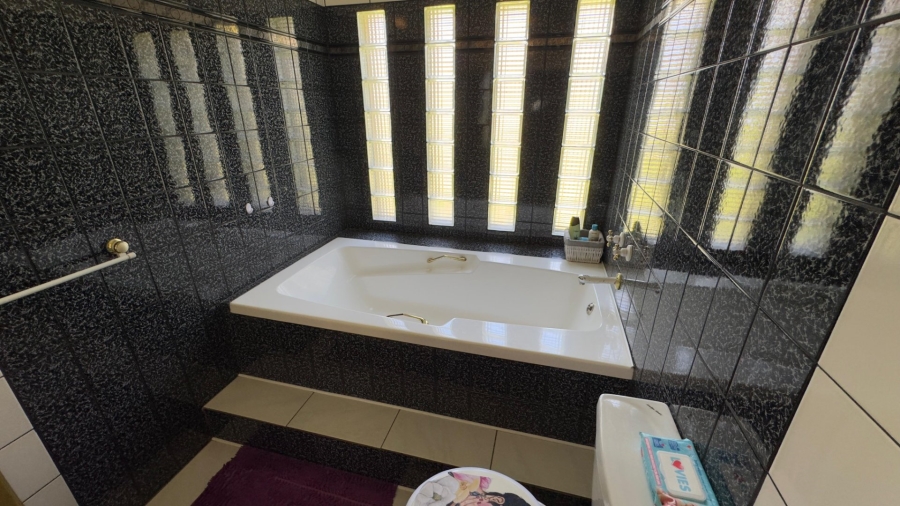 5 Bedroom Property for Sale in Dorandia Gauteng