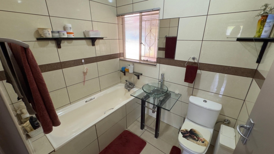 5 Bedroom Property for Sale in Dorandia Gauteng