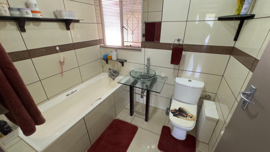 5 Bedroom Property for Sale in Dorandia Gauteng