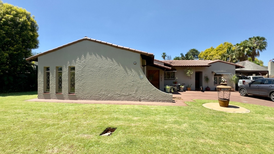 5 Bedroom Property for Sale in Dorandia Gauteng