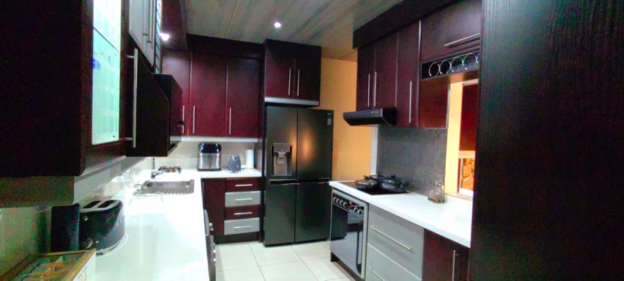 To Let 4 Bedroom Property for Rent in Fleurdal Gauteng