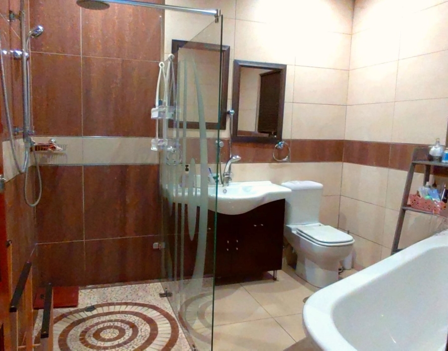 To Let 4 Bedroom Property for Rent in Fleurdal Gauteng