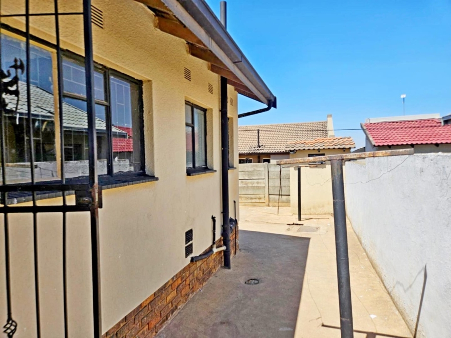 2 Bedroom Property for Sale in Emkatini Gauteng