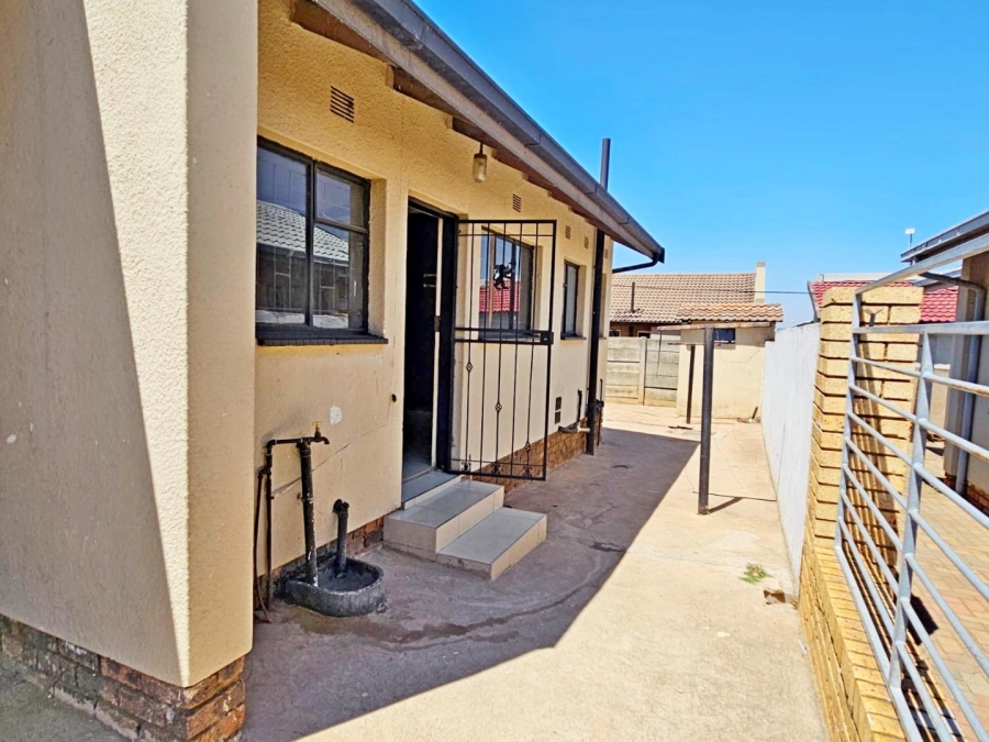 2 Bedroom Property for Sale in Emkatini Gauteng