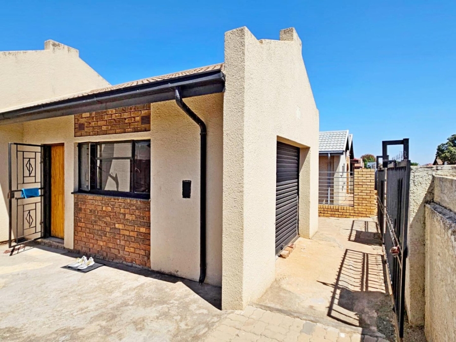 2 Bedroom Property for Sale in Emkatini Gauteng