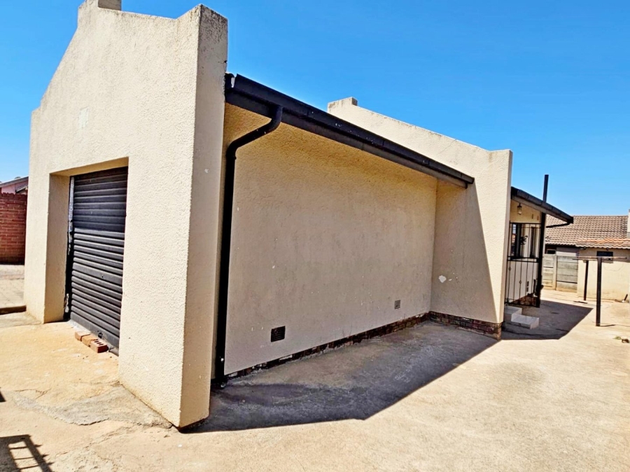 2 Bedroom Property for Sale in Emkatini Gauteng