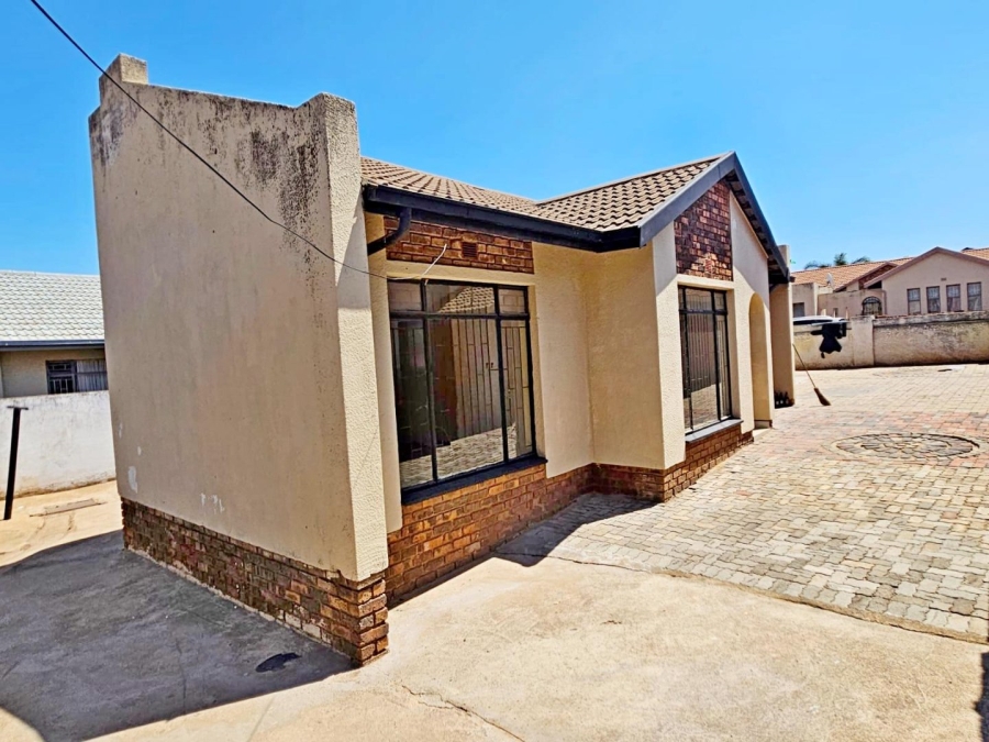 2 Bedroom Property for Sale in Emkatini Gauteng