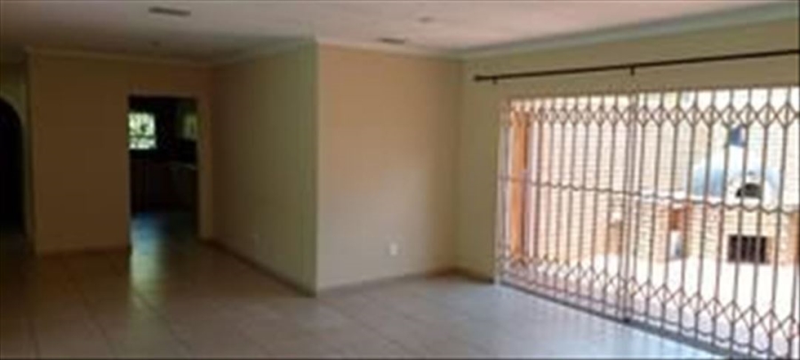 5 Bedroom Property for Sale in Lakefield Gauteng