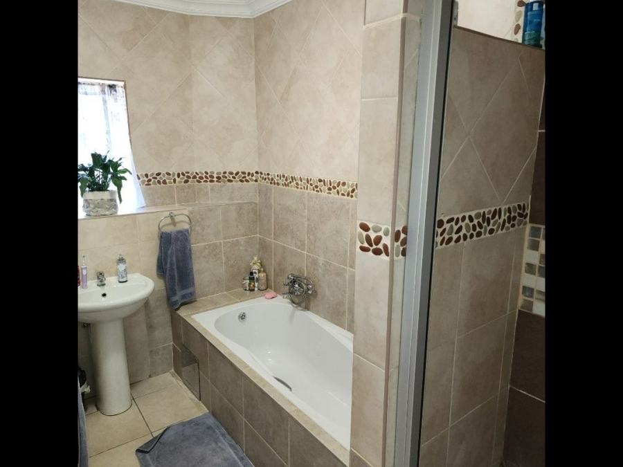 To Let 3 Bedroom Property for Rent in Eldoraigne Gauteng