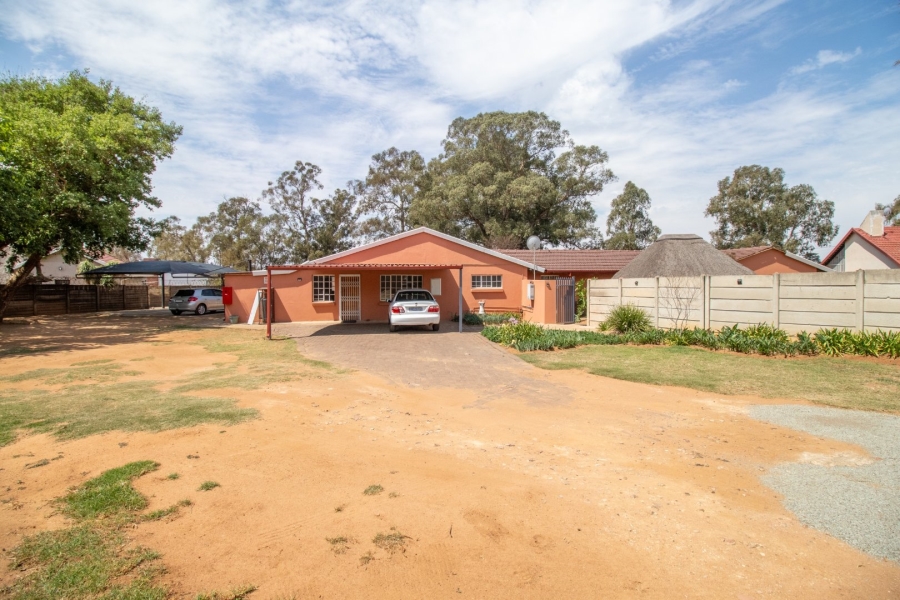 11 Bedroom Property for Sale in Bonaero Park Gauteng