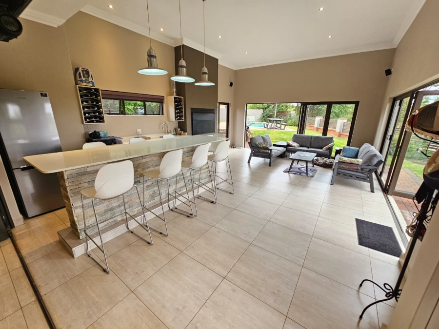 5 Bedroom Property for Sale in Monavoni Gauteng