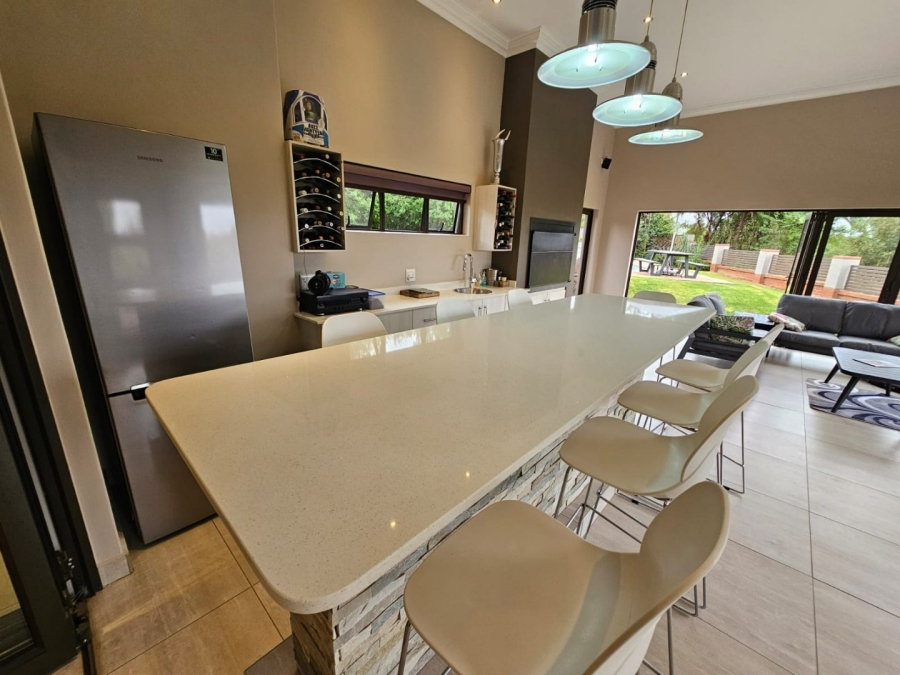 5 Bedroom Property for Sale in Monavoni Gauteng