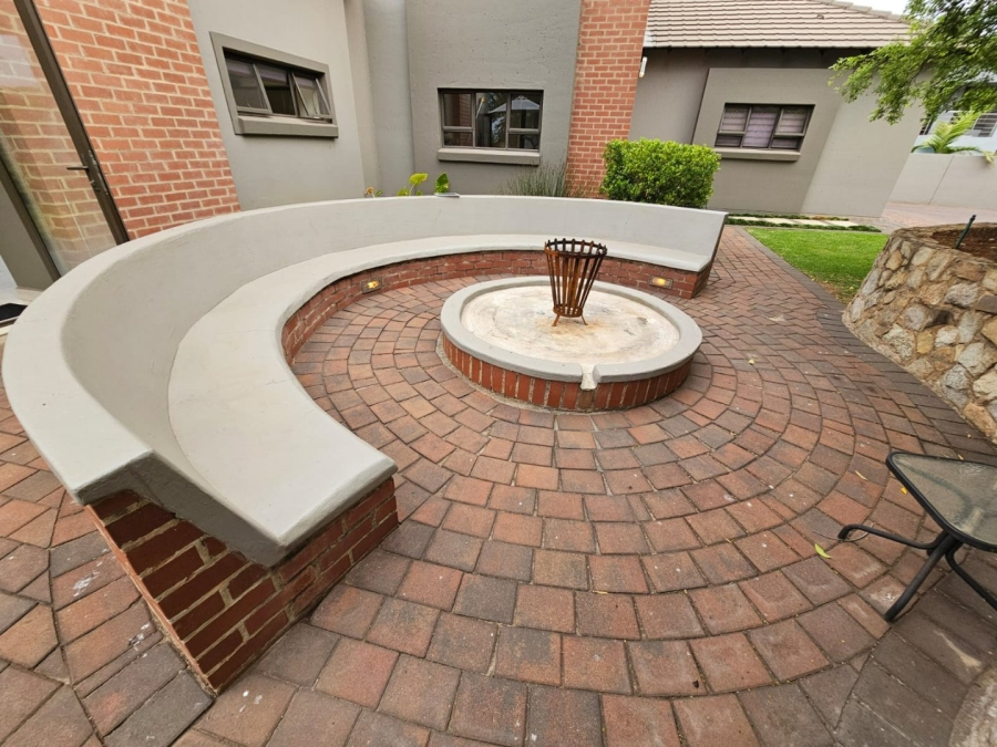 5 Bedroom Property for Sale in Monavoni Gauteng